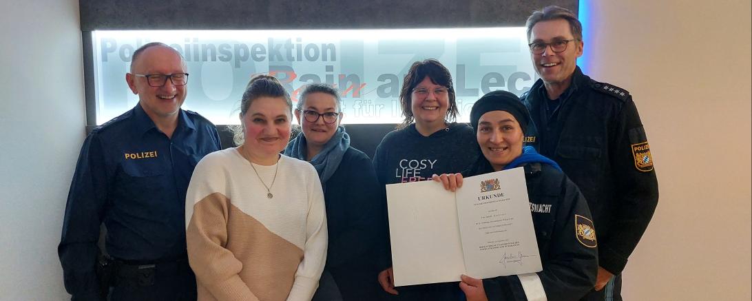 Das Bild zeigt von links: Peter Grießer, Dienststellenleite, Irina Dorn, Gisela Lindemeir, Lisa Ann Klapper, Döndü Korkusuz, Peter Martin, Stellv. Dienststellenleiter