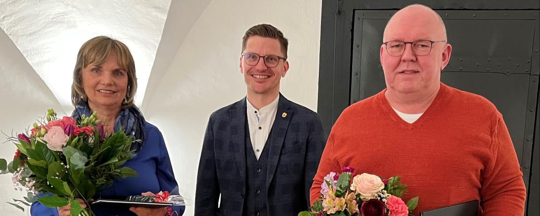 Mit großer Dankbarkeit verabschiedete Oberbürgermeister David Wittner (Mitte) die langjährigen Mitarbeiter Gabriele Schneele und Rudolf Mannke aus dem aktiven Dienst.