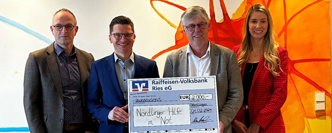 Vertreter der Maler Rauch Nördlingen GmbH übergeben einen Scheck über 2.000 Euro für die „Nördlinger Hilfe in Not“ (v.l. Peter Jaumann (Geschäftsführer), Oberbürgermeister David Wittner, Werner Rauch (Geschäftsführer), Hauptverwaltungsleiterin Helena Ott.
