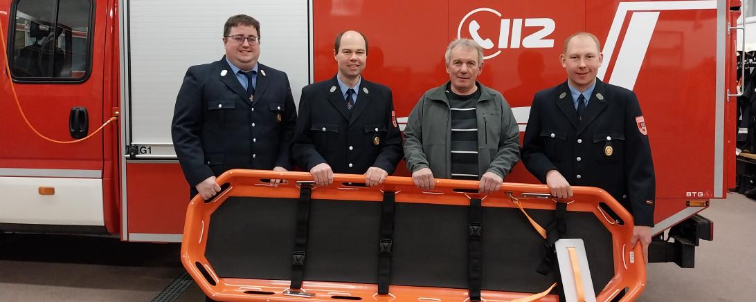 Das Bild zeigt: Geschäftsführer der Schreinerei Funk, Fritz Funk, sowie der 1. Kommandant der Freiwilligen Feuerwehr Ebermergen, Markus Riedel, seinen Stellvertreter Stefan Winter und Gruppenführer Sven Bachmann.