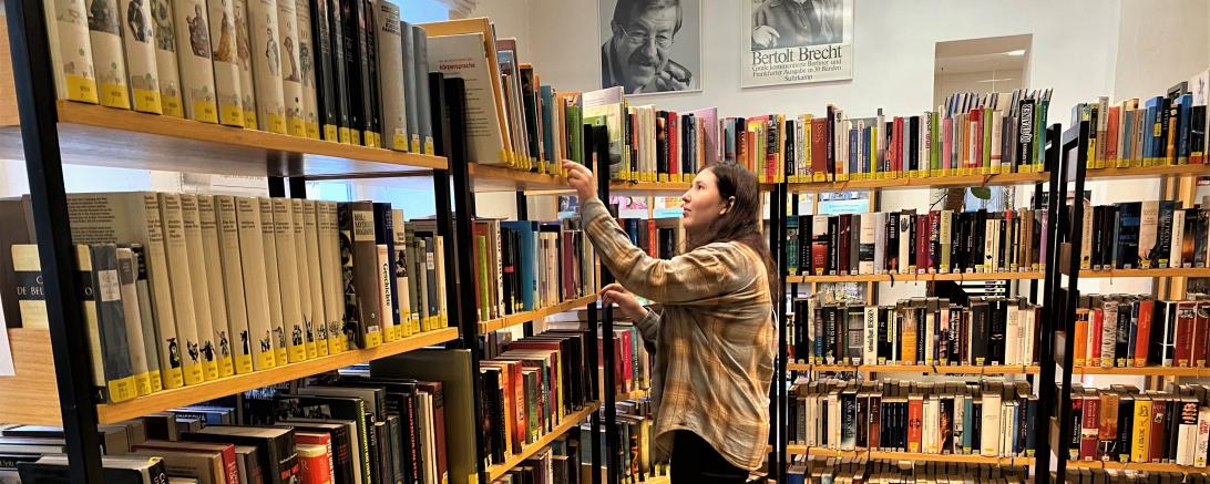 Das Bild zeigt den Flohmarkt der Stadtbibliothek Nördlingen.