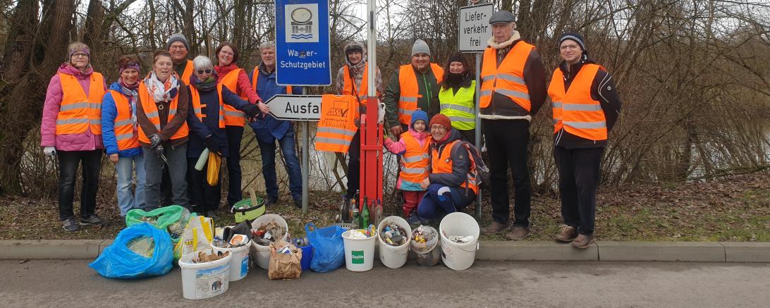 Die Plogging Gruppe sammelt Müll