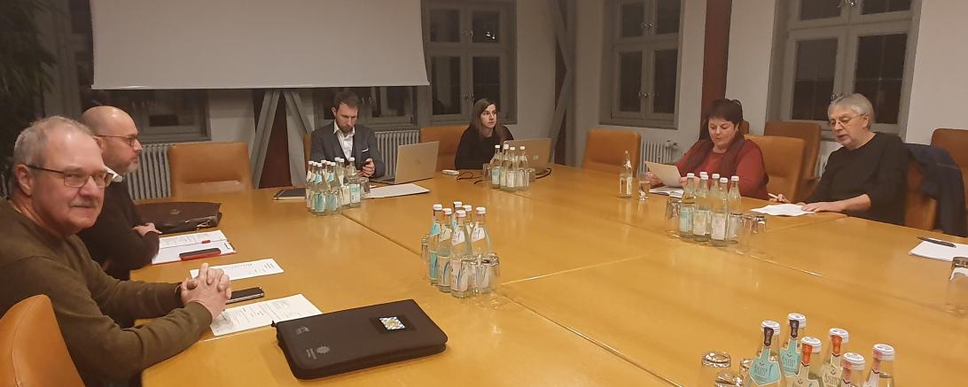 Sie sehen den Kulturausschuss Oettingen unter Leitung von Bürgermeister Thomas Heydecker