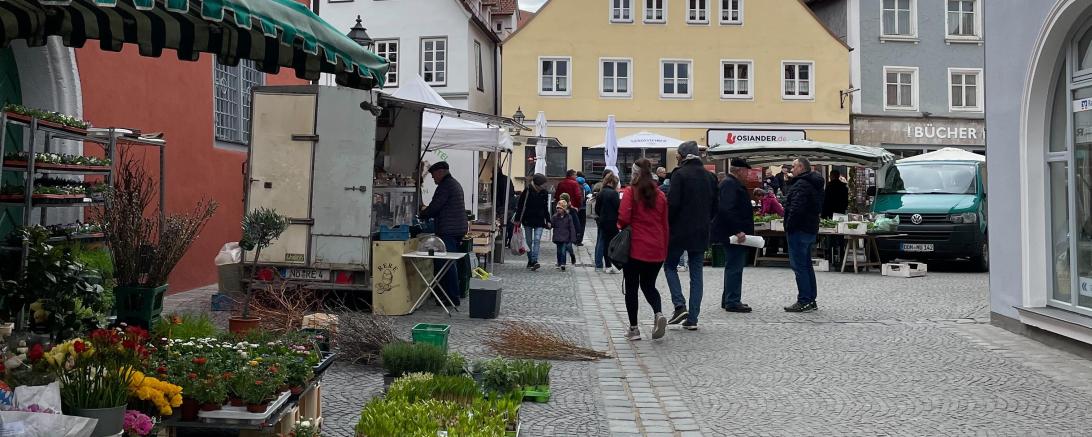 Das Bild zeigt den Wochenmarkt Nördlingen.