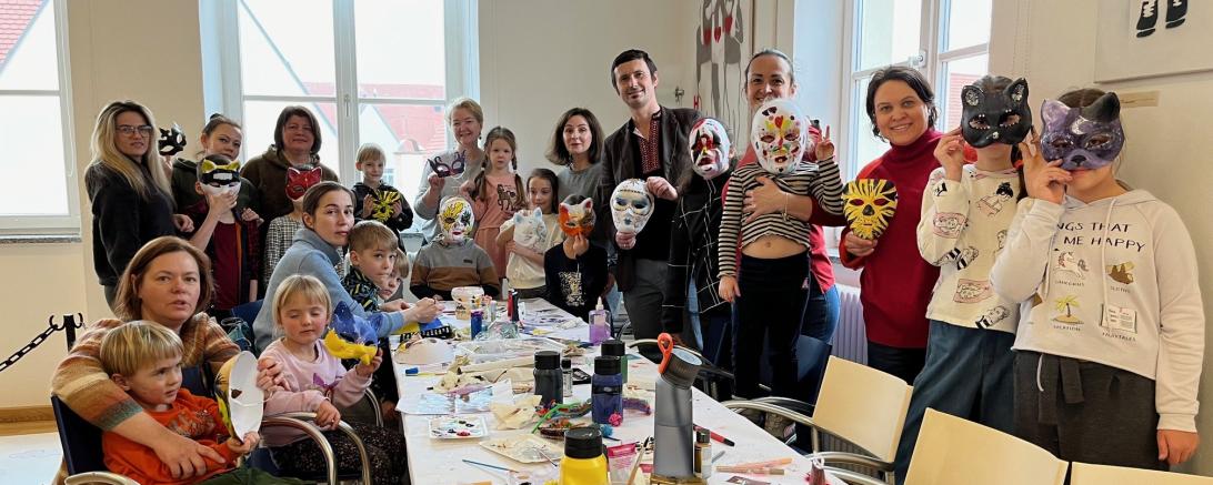 Hier sieht man die Teilnehmer des ersten Faschingsworkshops des Ukrainischen Kulturzentrums.