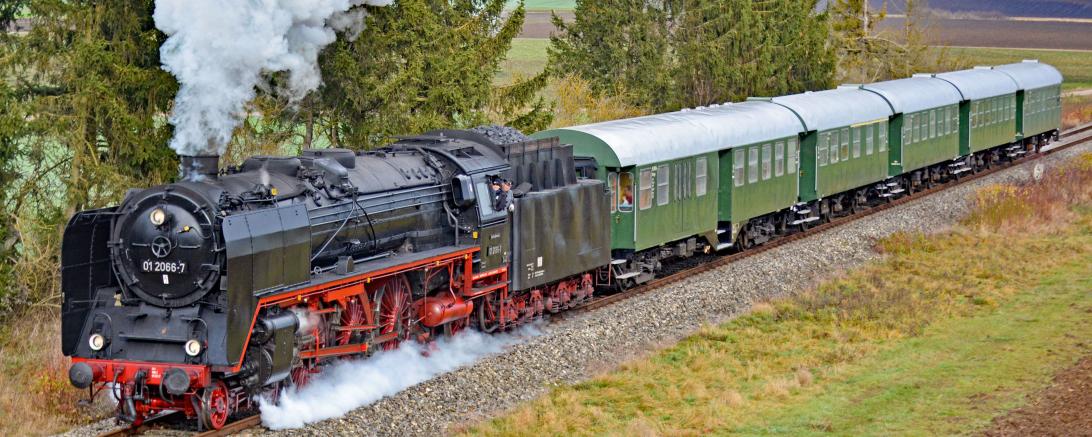 Das Bild zeigt eine Eisenbahn.