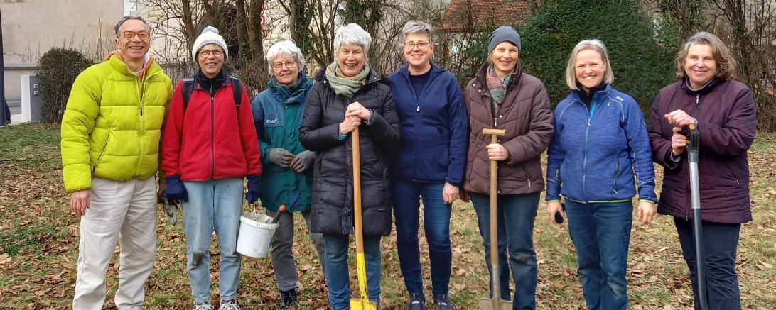 Beteiligte der Pflanzaktion am Reimlinger Tor am 3. Februar.