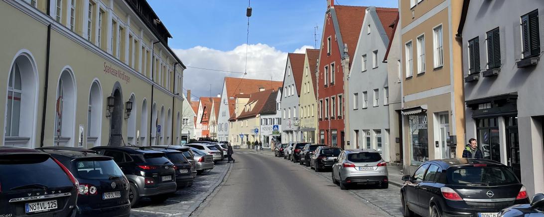 Zu sehen ist die Straße Bei den Kornschrannen in Nördlingen.