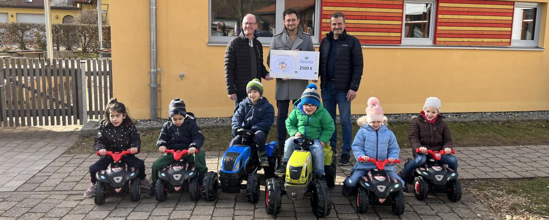 Hier sieht man die Übergabe des Spendenschecks an die Hermann-Keßler-Schule.