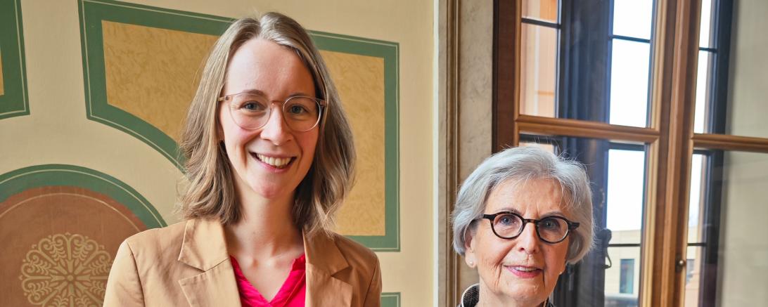 Das Bild zeigt MdL Eva Lettenbauer und Sigrid Atzmon bei der Verleihung des Verfassungsordens am 29.02.2024