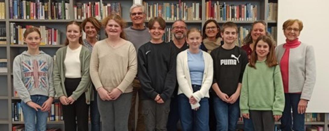 Alle Teilnehmer des Kreisentscheids (vorne) sowie die Jury (hinten)