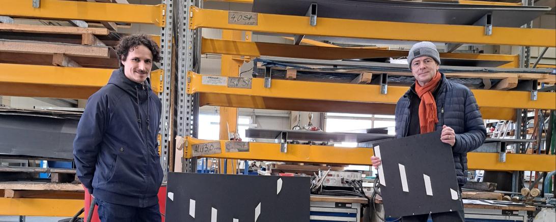 Felix Weinold (rechts) und Martin Spengler von LAB BINÆR (links) stellen den Prototyp des Kunstwerks „Locomotion“ vor.