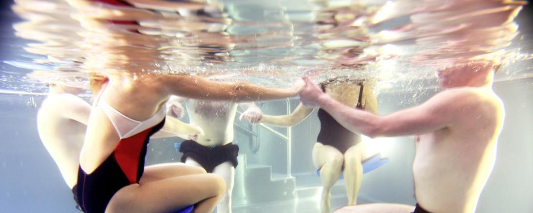 Hier sieht man Menschen bei einer Wasserübung.