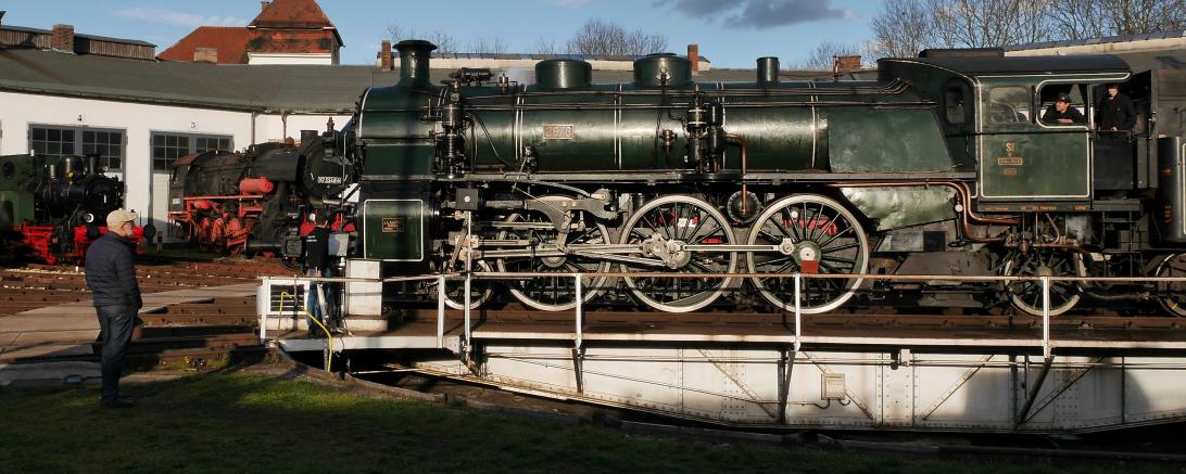 hier sieht man Harald Lesch vor einer Lokomotive im Bayerischen Eisenbahnmuseum.
