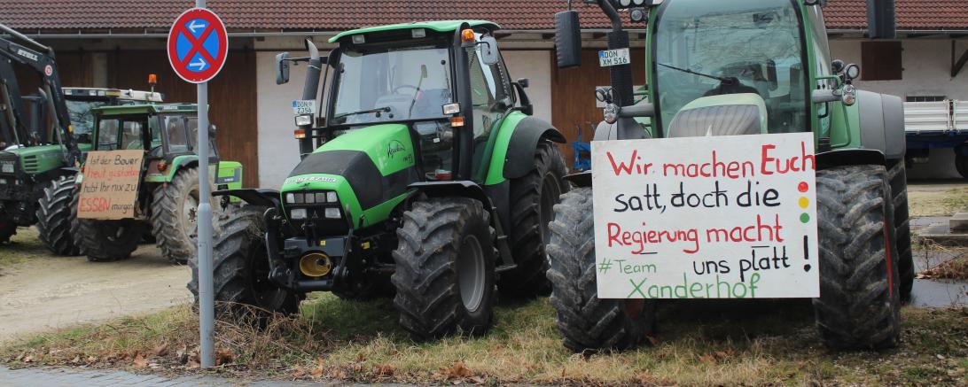 Zu sehen sind Traktoren mit Protestplakaten