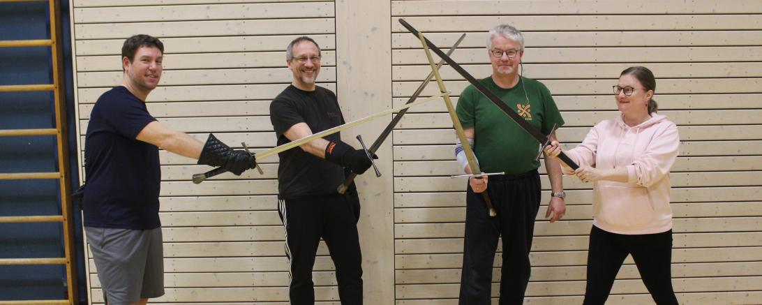 Hier sieht man Michael Schüle mit einem Lehrer und zwei Schülern.