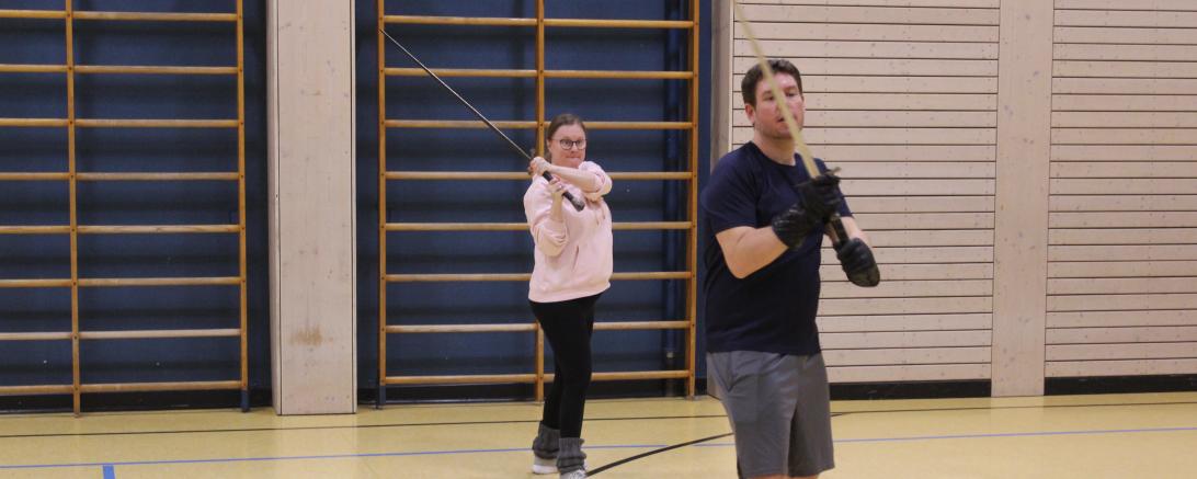 Hier sieht man Michael Schüle bei einer Schwertübung.