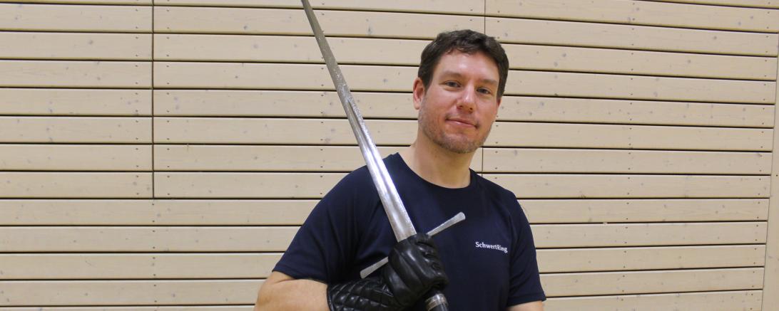 Hier sieht man Michael Schüle mit Schwert.