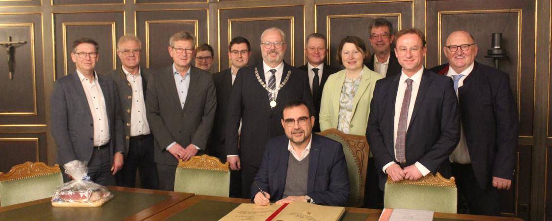 Hier sieht man Klaus Holetschek beim Eintrag ins Goldene Buch der Stadt Rain.