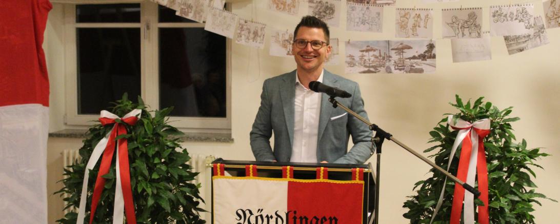 Nördlingens Oberbürgermeister David Wittner hält die Lobrede für Alexander Wachtel.