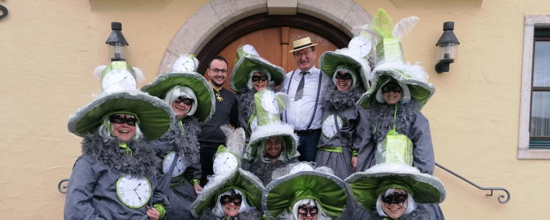 Hier sieht man Bürgermeister Alois Schiegg mit Maskierten beim Weiberfasching