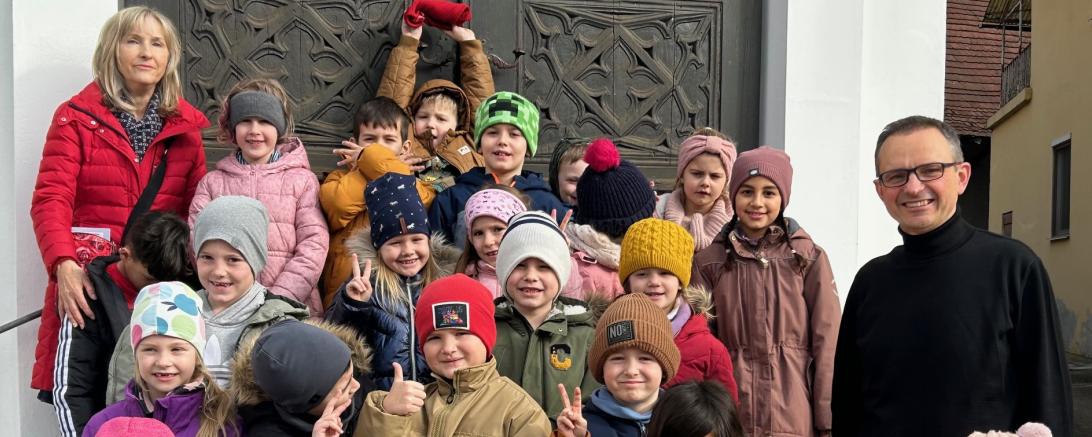 Kl. 1a der Leonhart-Fuchs-Grundschule Wemding beim Bürgermeister