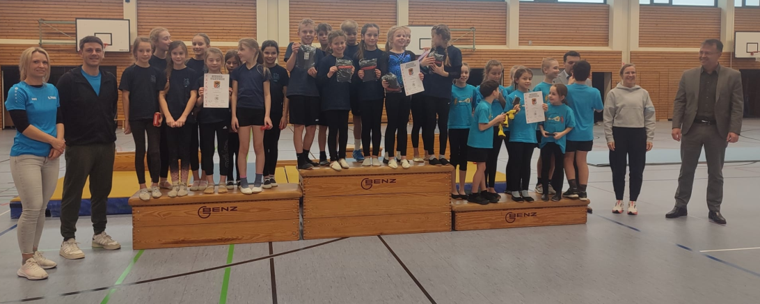 Siegerehrung der Schülerinnen und Schülern der Grundschule Fremdingen (Platz 3, rechts), der Grundschule Harburg (Platz 2, links) und der Grundschule Deiningen (Platz 1, mittig).