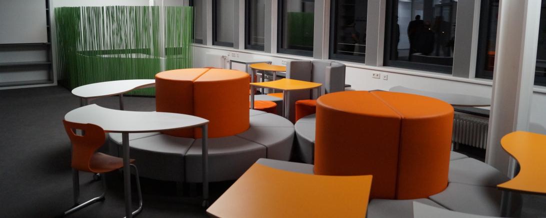 Neu eingerichtetes Beispiel Zimmer mit Orangenen Möbeln