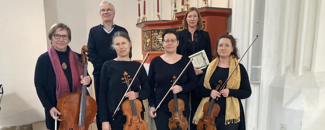 Hier sieht man die Musiker und Musikerinnen des Kirchenkonzerts Stabat Mater von Luigi Boccherini.