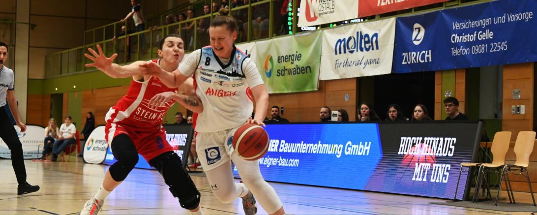 Hier versucht Nördlingens Roosa Lehtoranta (rechts) zum Korb zu ziehen.