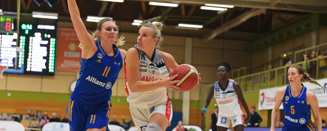 Hier sieht man Lisa Berthold von den Eigner Angels auf dem Weg zum Basketballkorb.