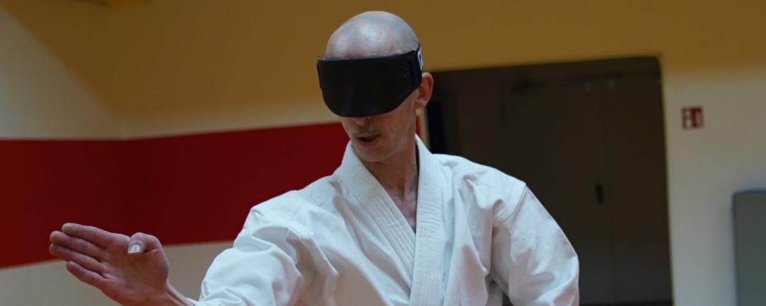 Hier sieht man René Steinhübel beim Karate.