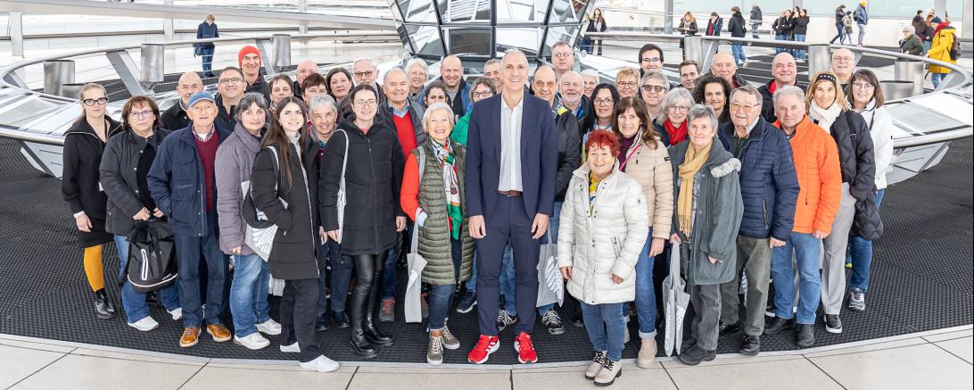 Hier sieht man MdB Schmid mit einer Besuchergruppe aus dem Wahlkreis.