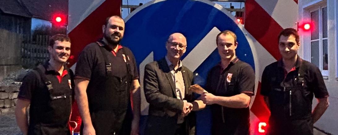 Hier sieht man die Spendenübergabe der Freiwilligen Feuerwehr Großsorheim.