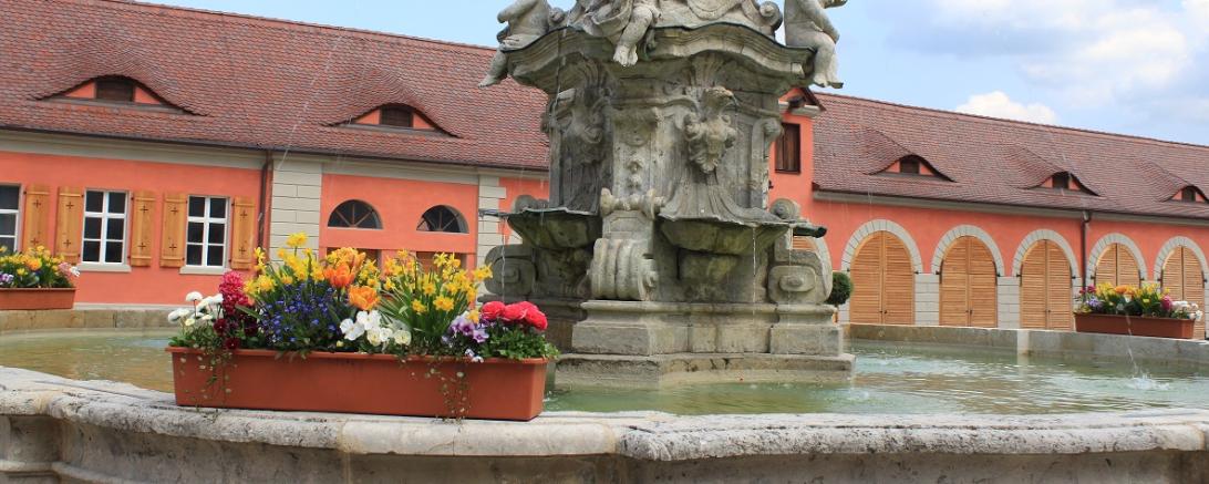 Hier sieht man einen Osterbrunnen der Stadt Oettingen.