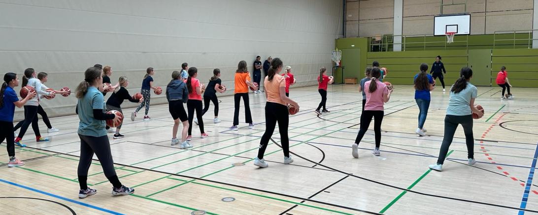 Hier sieht man THG-Schüler im Basketball-Camp der Eigner Angels.