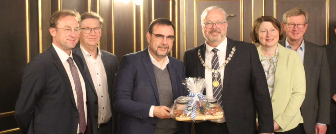 Hier sieht man Klaus Holetschek mit seinem Gastgeschenk.