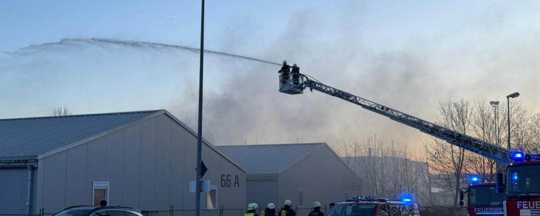 Feuerwehr im Einsatz beim Brand in der Asylunterkunft in Nördlingen 