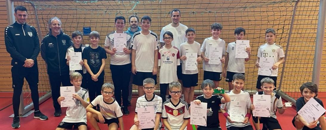 Von links Felix Käser, Fritz Strauß, Johannes Vogel und Christoph Greiner mit den Schülern. 