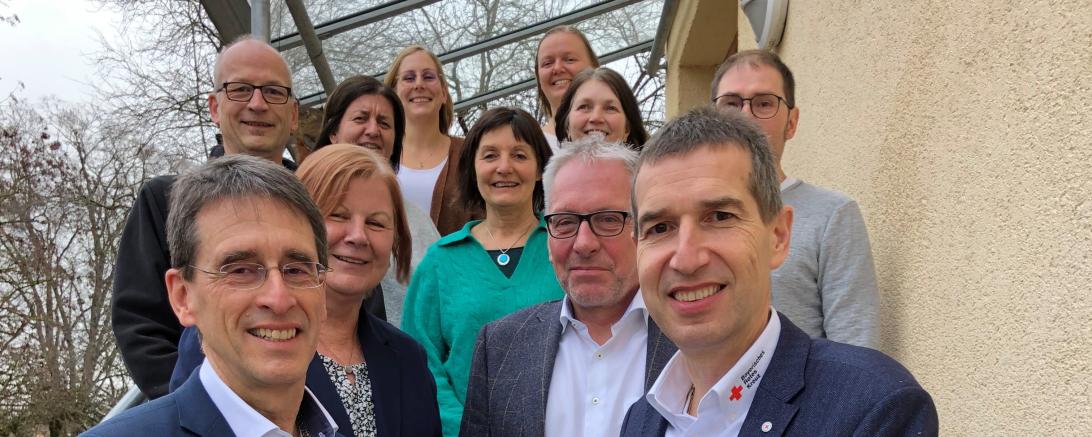 Übergabe der Koordination Arthur Lettenbauer (Geschäftsführer des BRK) an Robert Freiberger (Geschäftsführer Stiftung Sankt Johannes). Mit auf dem Bild sind Martin Heilingbrunner, Margit Schmutterer, Ursula Klapka, Manfred Steger, Dr. Hubert Dumberger, Helga Eger, Andrea Beranek, Milena Oefele und Sarah Heydecker