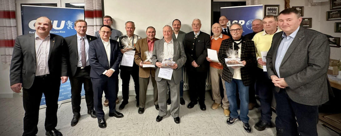 Das Bild zeigt einige der Ehrengäste und geehrten Mitglieder 