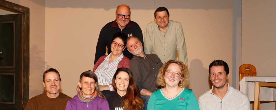 Die Spieler der Bauernbühne Auchsesheim mit Regisseur Jürgen Lechner (ganz hinten links).