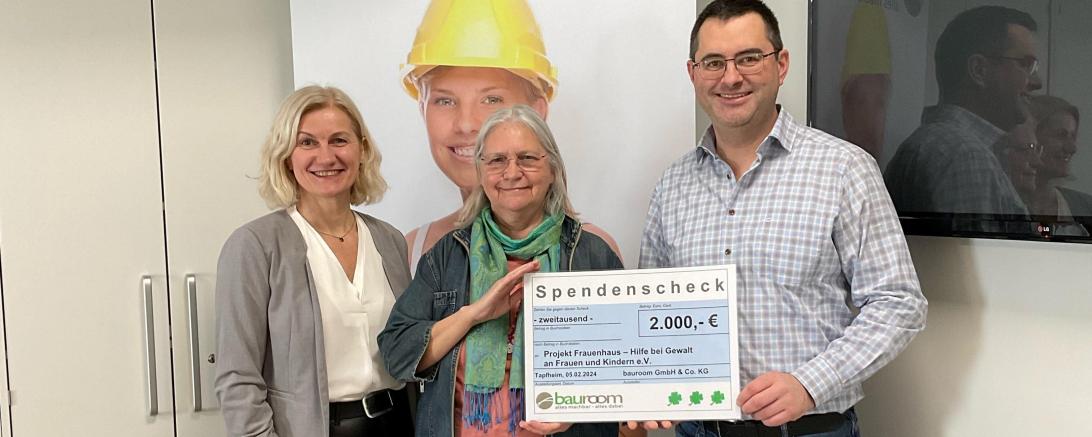 Frau Löffler (Assistentin der Geschäftsleitung bauroom GmbH & Co. KG), Frau Pauer (die Vorsitzende des Vereins Frauenhaus Nordschwaben), Herr Hofer (Geschäftsführer bauroom GmbH & Co. KG)