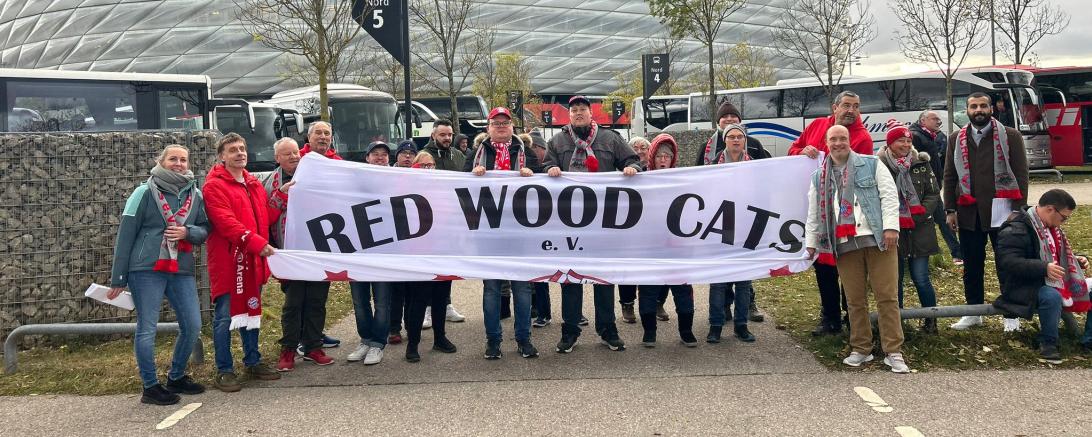 Das Bild zeigt die begeisterten Fußballfans und ihre Begleitpersonen. 