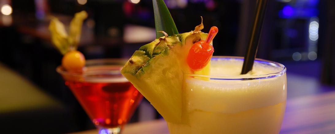 Das Bild zeigt einen Cocktail.