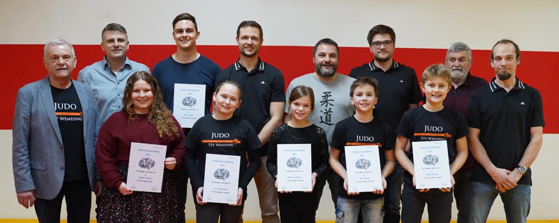 vorne v.l. Sportreferent Roland Schuster, Sophie Fischer, Lea Kaufmann, Violetta Meinert, Kay Mayer, Quinn Ellrich, Jürgen Jung (1. Vorsitzender der Wemdinger Judofreunde) hinten v.l. Stefan Herzner (Ehrenmitglied), Fritz Meyr, Markus Lachner (2. Vorsitzender), Marco Schmidt, Jonathan Stecher (Kassier), Herbert Mühlbauer (Ehrenmitglied) 