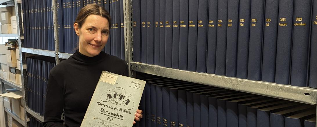 Das Bild zeigt die Leiterin des Stadtarchiv Donauwörth Dr. Cathrin Hermann.