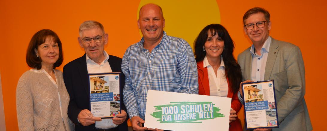 Auf dem Bild zu sehen (von links): Margarete Hammerl, Dr. Siegfried Hammerl, Jürgen Pertek (Verein Menschenfreude), Pia Eberlein, Stefan Rößle (Landrat). 