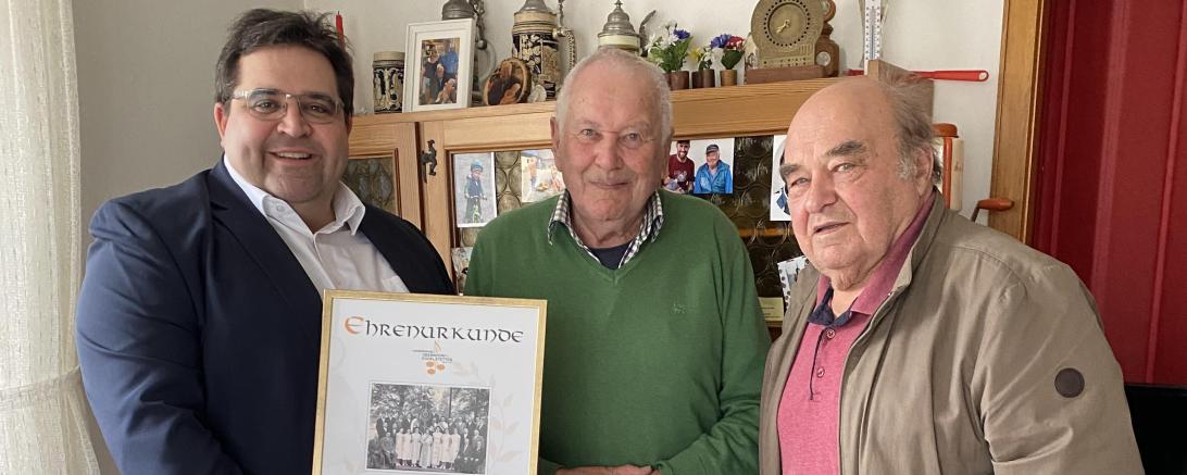 (Von links): 1. Vorstand Christian Hornung, Ehrenmitglied Alois Müller, Chorleiter Heinrich Speer