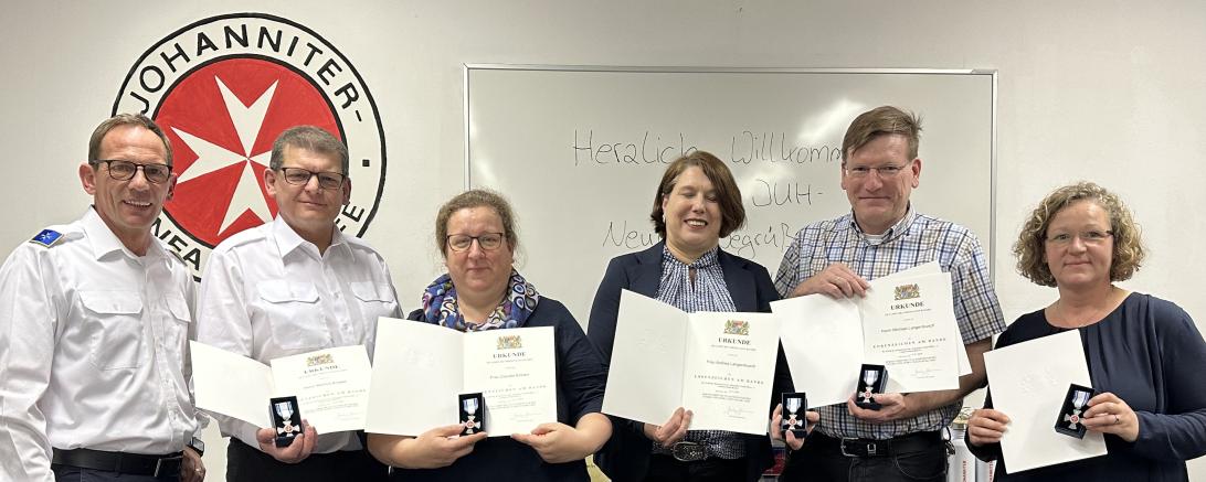 Das Bild zeigt die Ehrung der Johanniter.